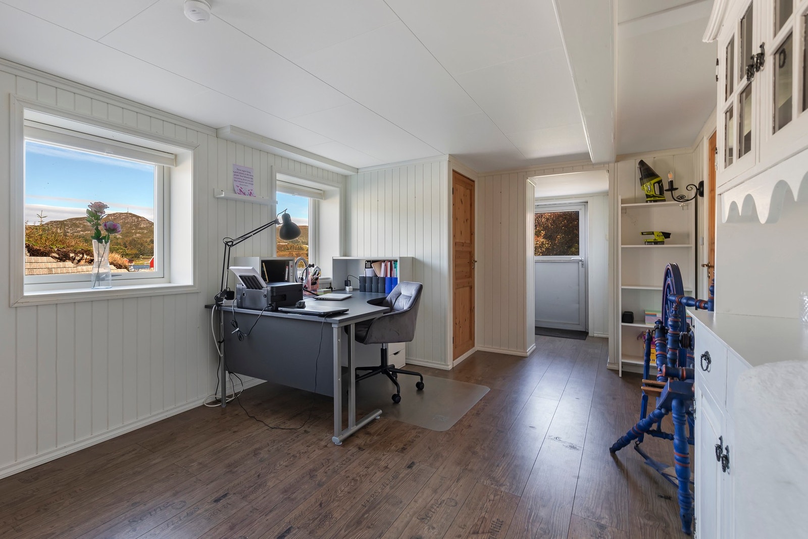 Romslig kjellerstue med plass til flere sittegrupper Galleribilde