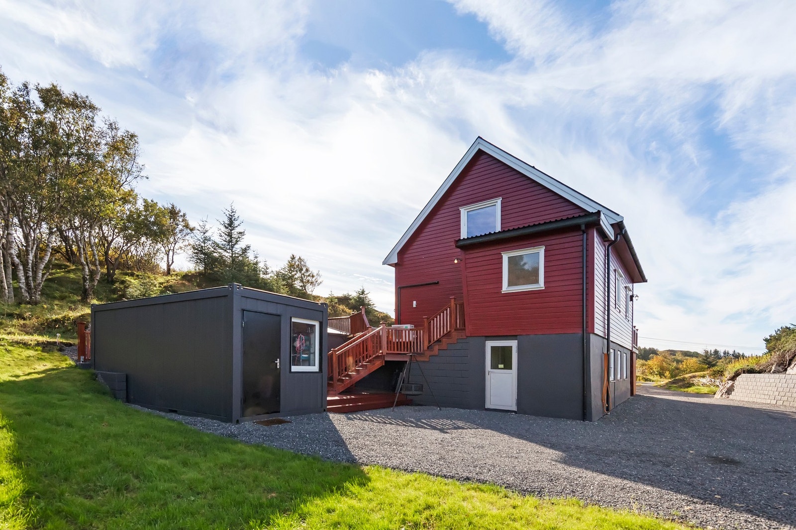 Pent opparbeidet tomt og innbydende inngangsparti Galleribilde