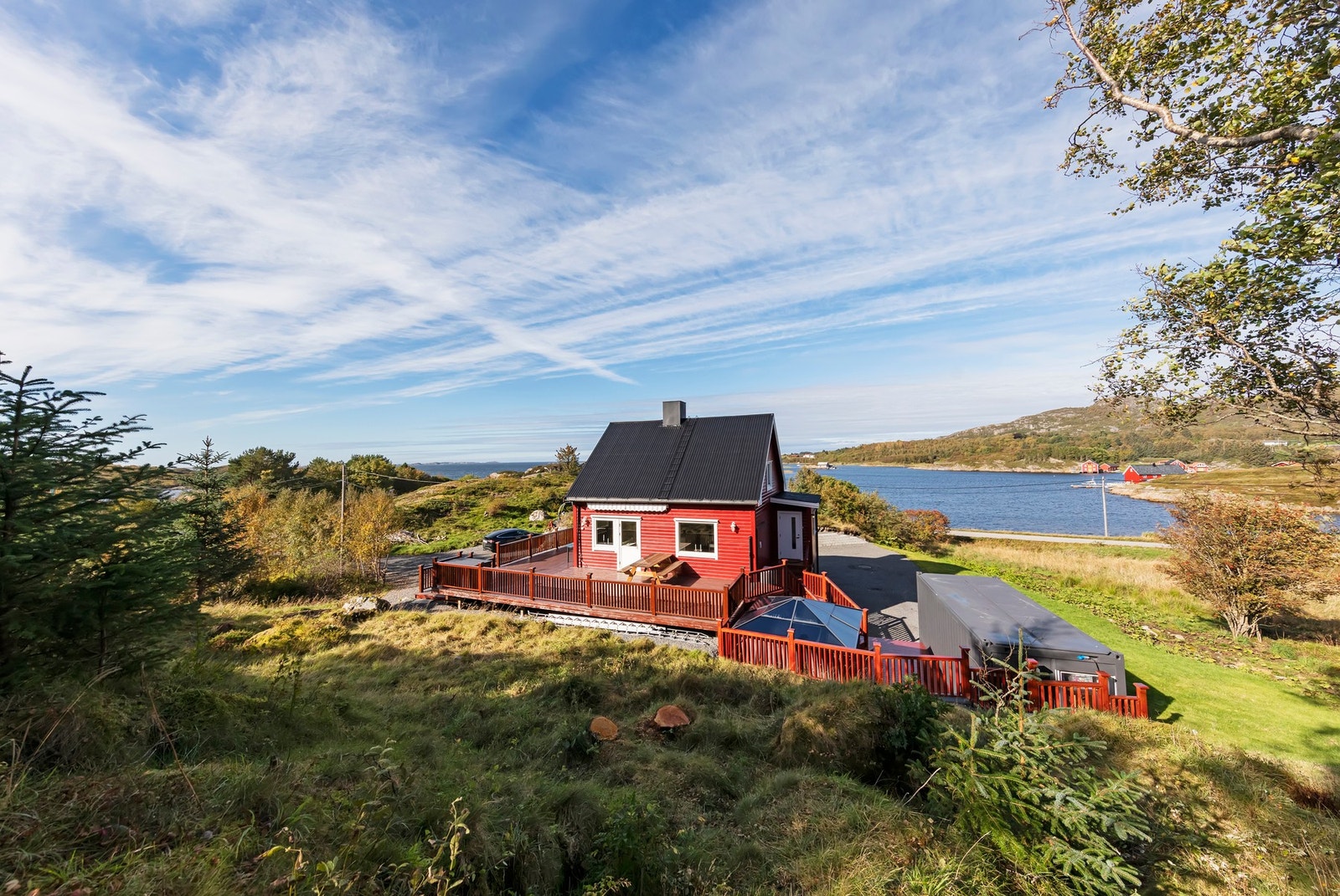 Innholdsrik bolig med sjønær beliggenhet på Løberg Galleribilde
