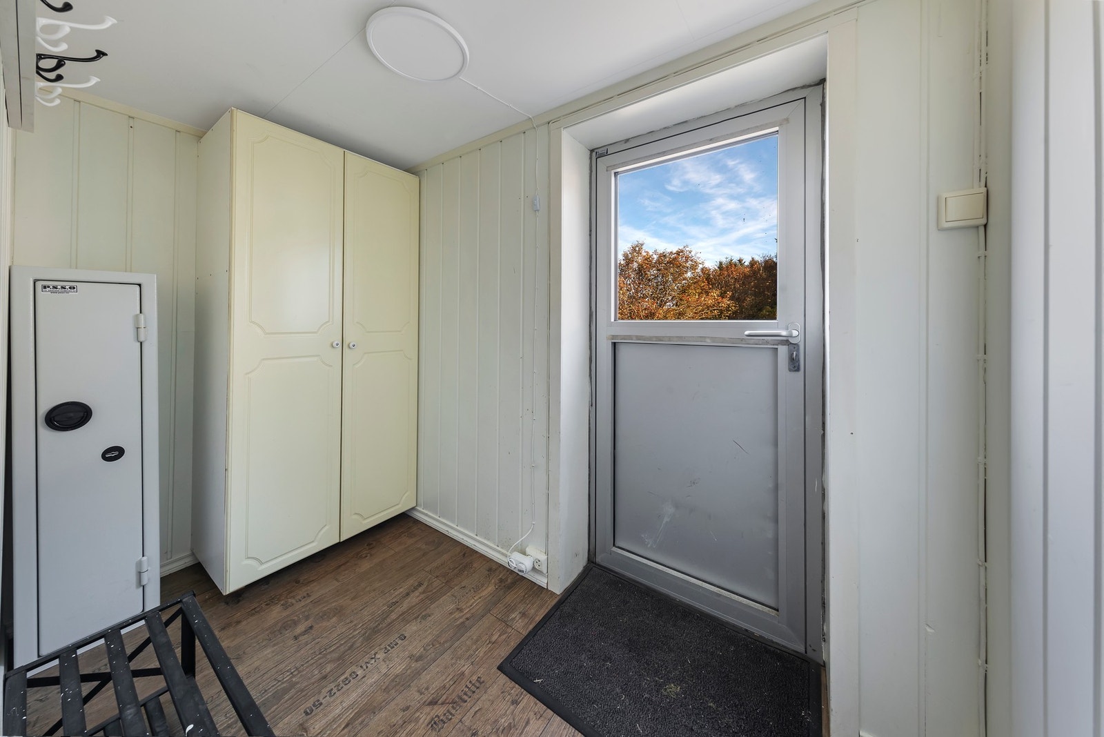 Det er egen inngang inn til kjellerstue Galleribilde