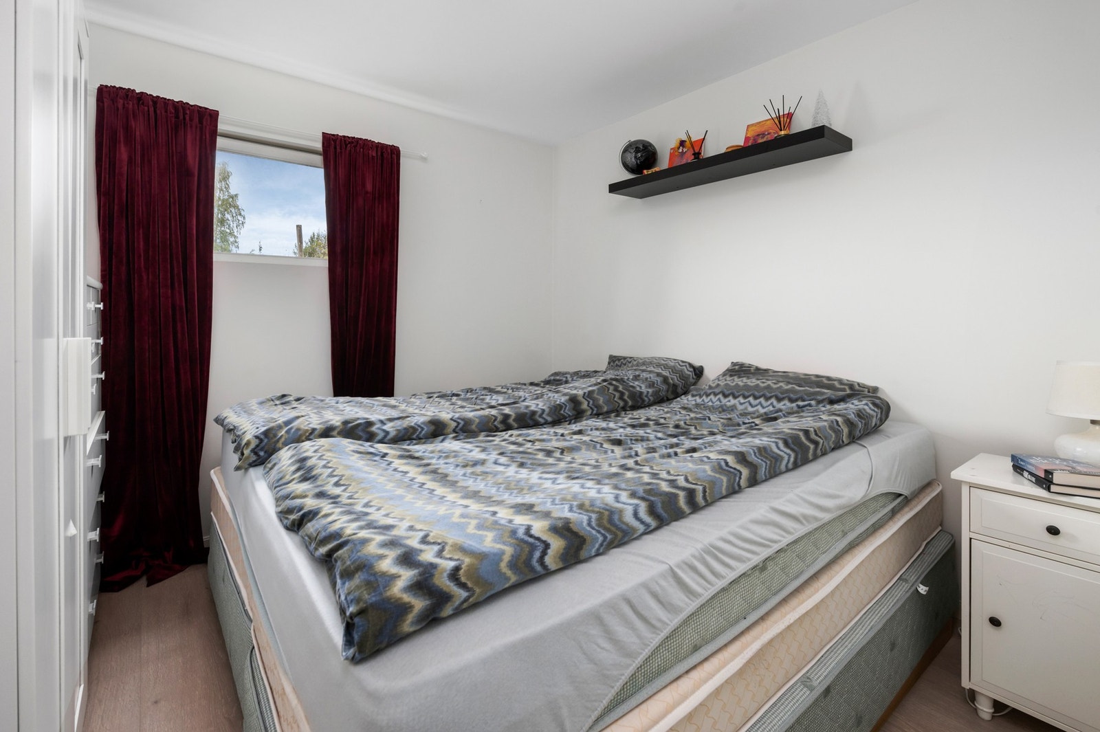 Lyst soverom på 7,5 kvm med garderobeskap. Galleribilde