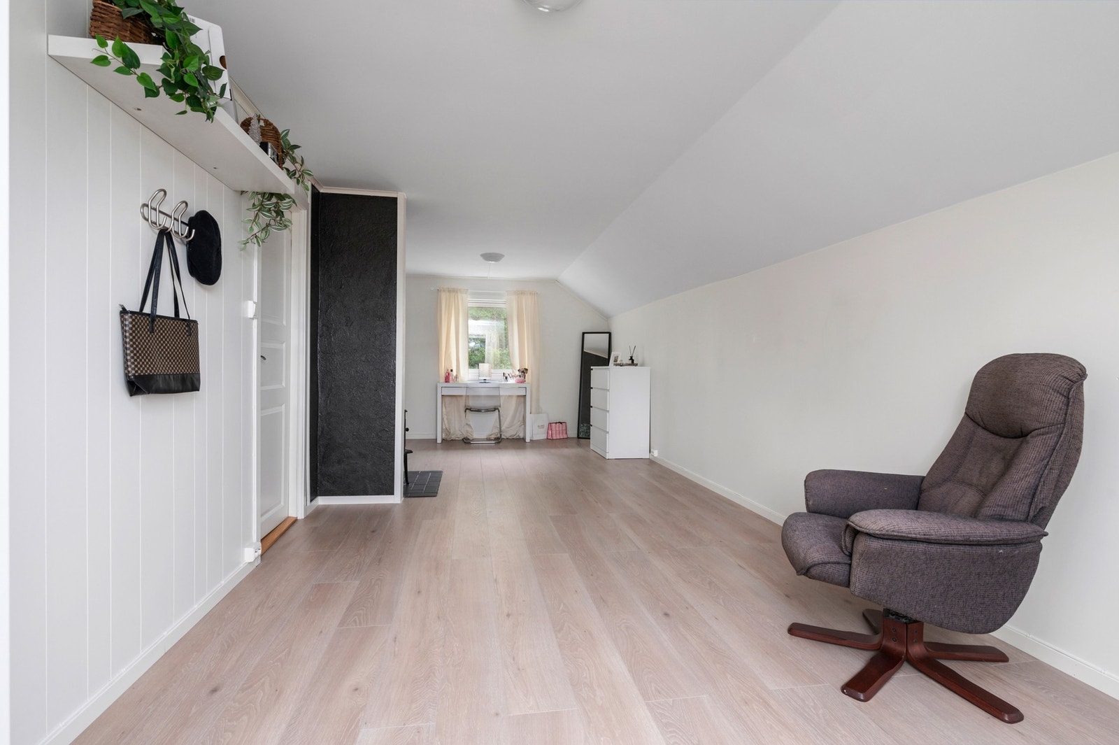 Her er det laminat på gulv og malte overflater på vegger. Galleribilde