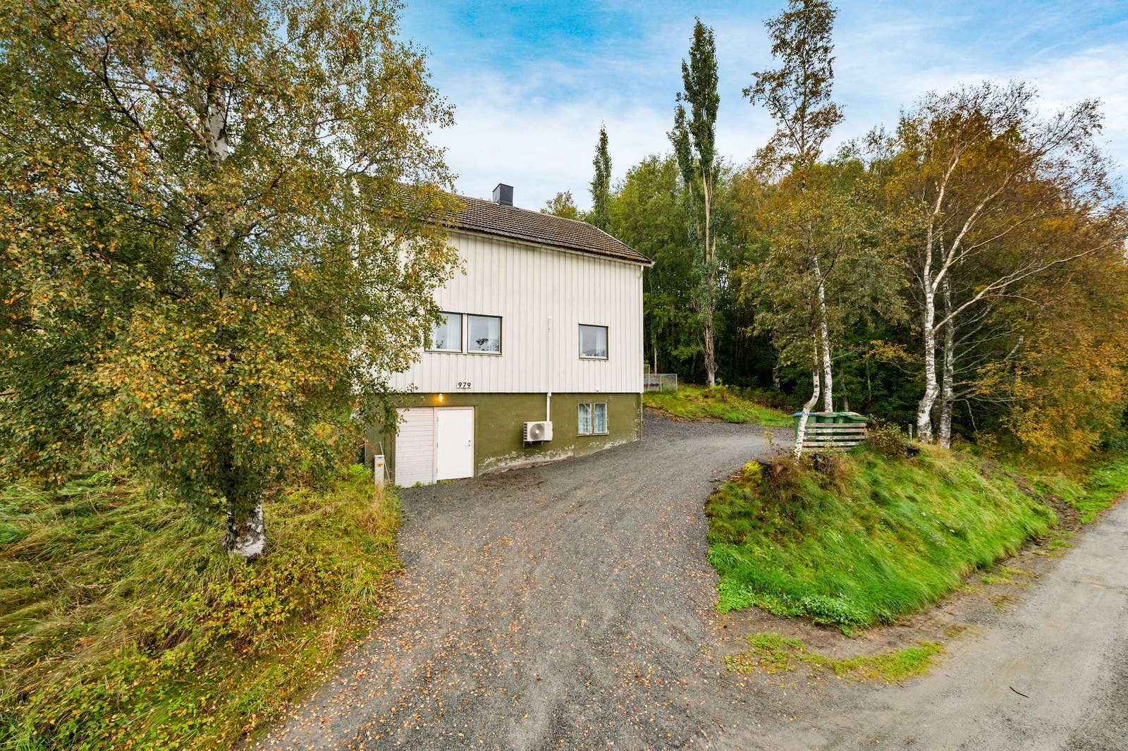 Parkering foregår på oppstillingsplass utenfor boligen. Galleribilde