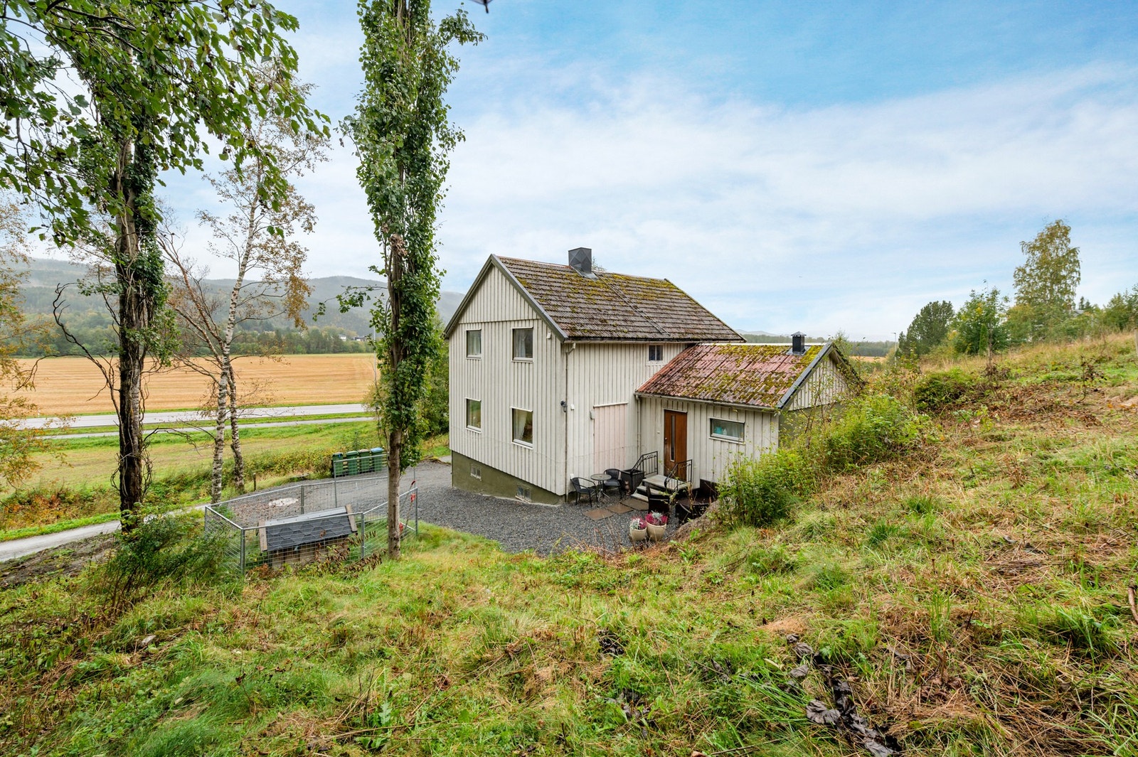 Innholdsrik enebolig med stor tomt på ca. 1,5 mål, med naturskjønn beliggenhet. Galleribilde