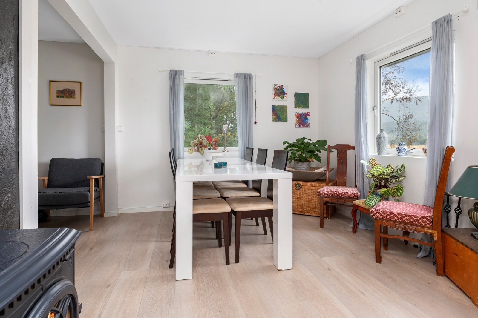 Her har du god plass til stort spisebord med rom for hele familien. Galleribilde