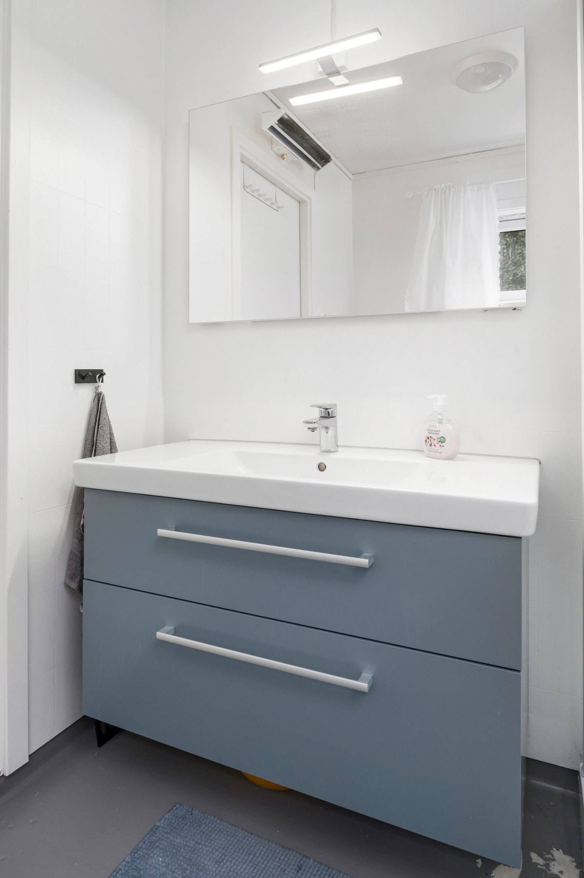 Badet er utstyrt med dusjkabinett, wc, servant, servantskap, opplegg for vaskemaskin og mekanisk avtrekk. Galleribilde