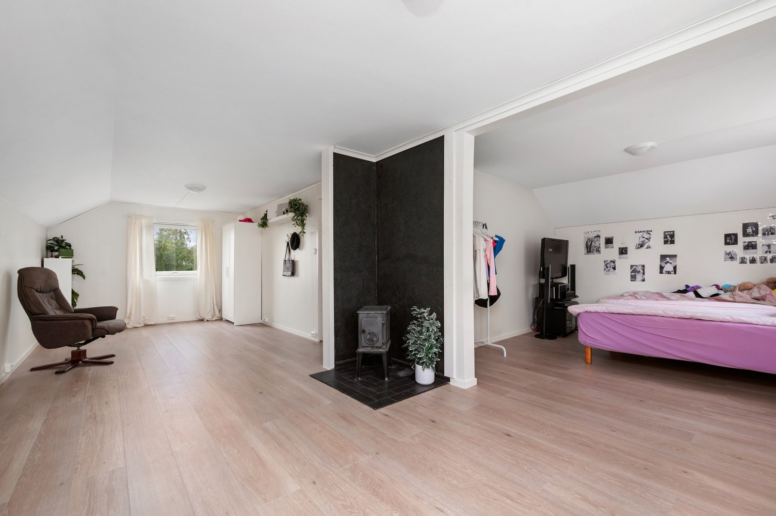 Meget romslig loftstue på 36 kvm. Galleribilde