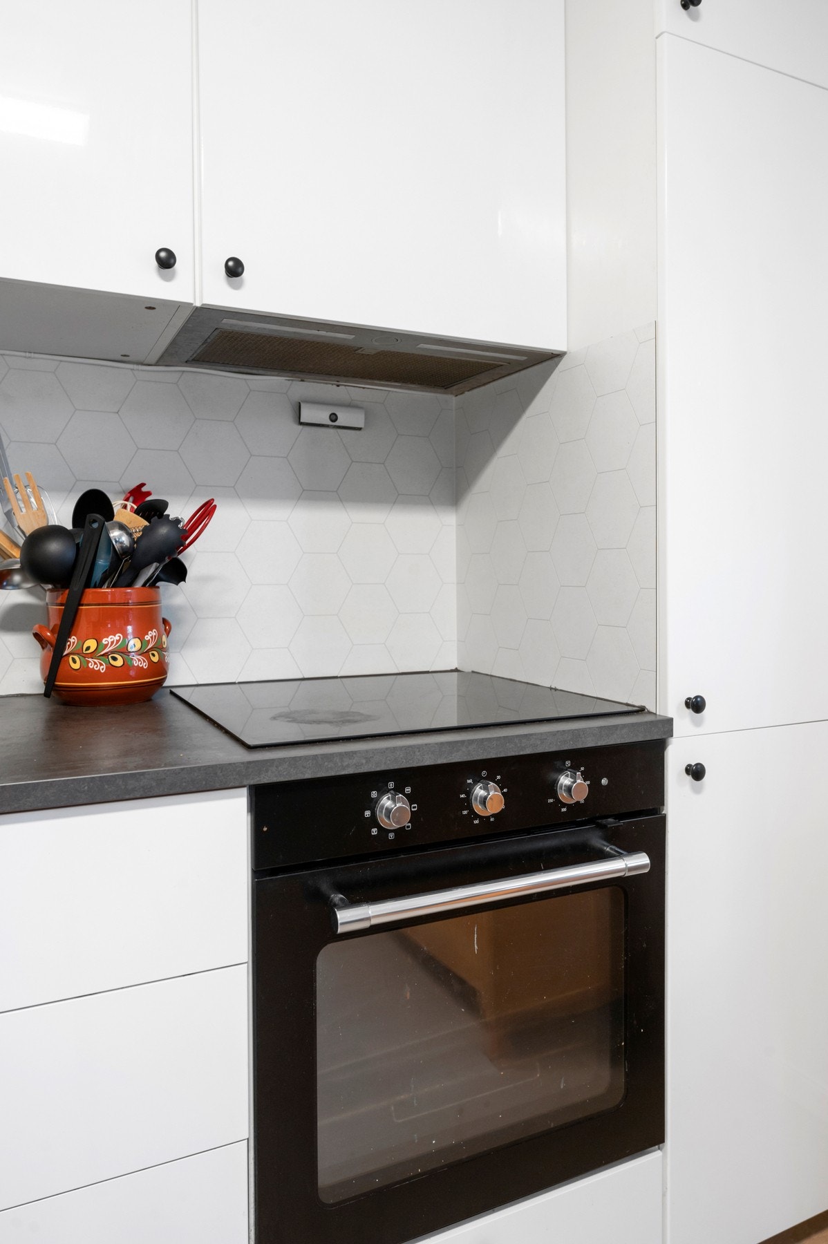 Kjøkkenet er utstyrt med integrert kjøl/fryseskap, platetopp, stekovn, oppvaskmaskin, waterguard og komfyrvakt. Galleribilde