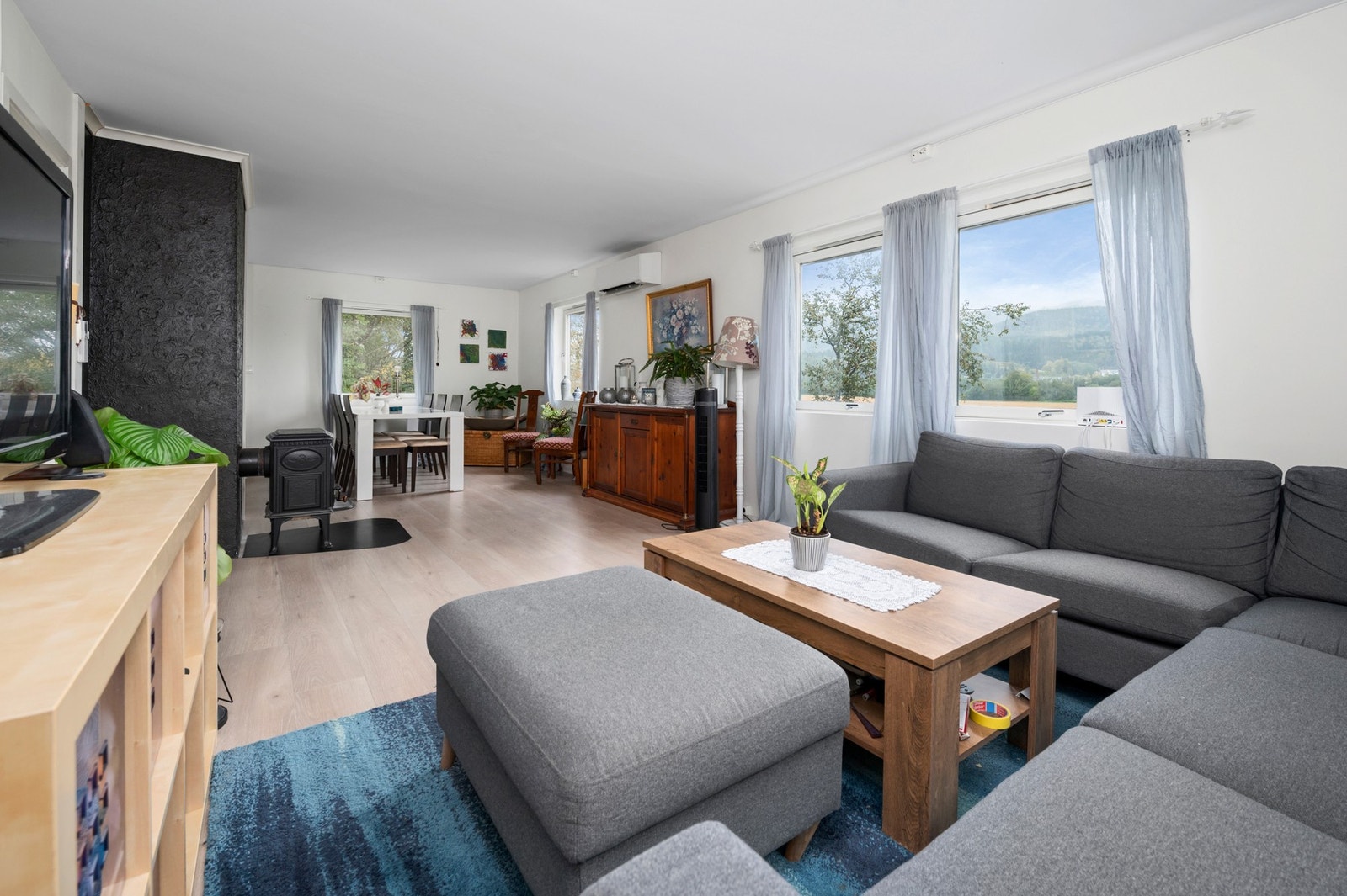 Store vindusoverflater gir rommet rikelig med naturlig lysinnslipp. Galleribilde