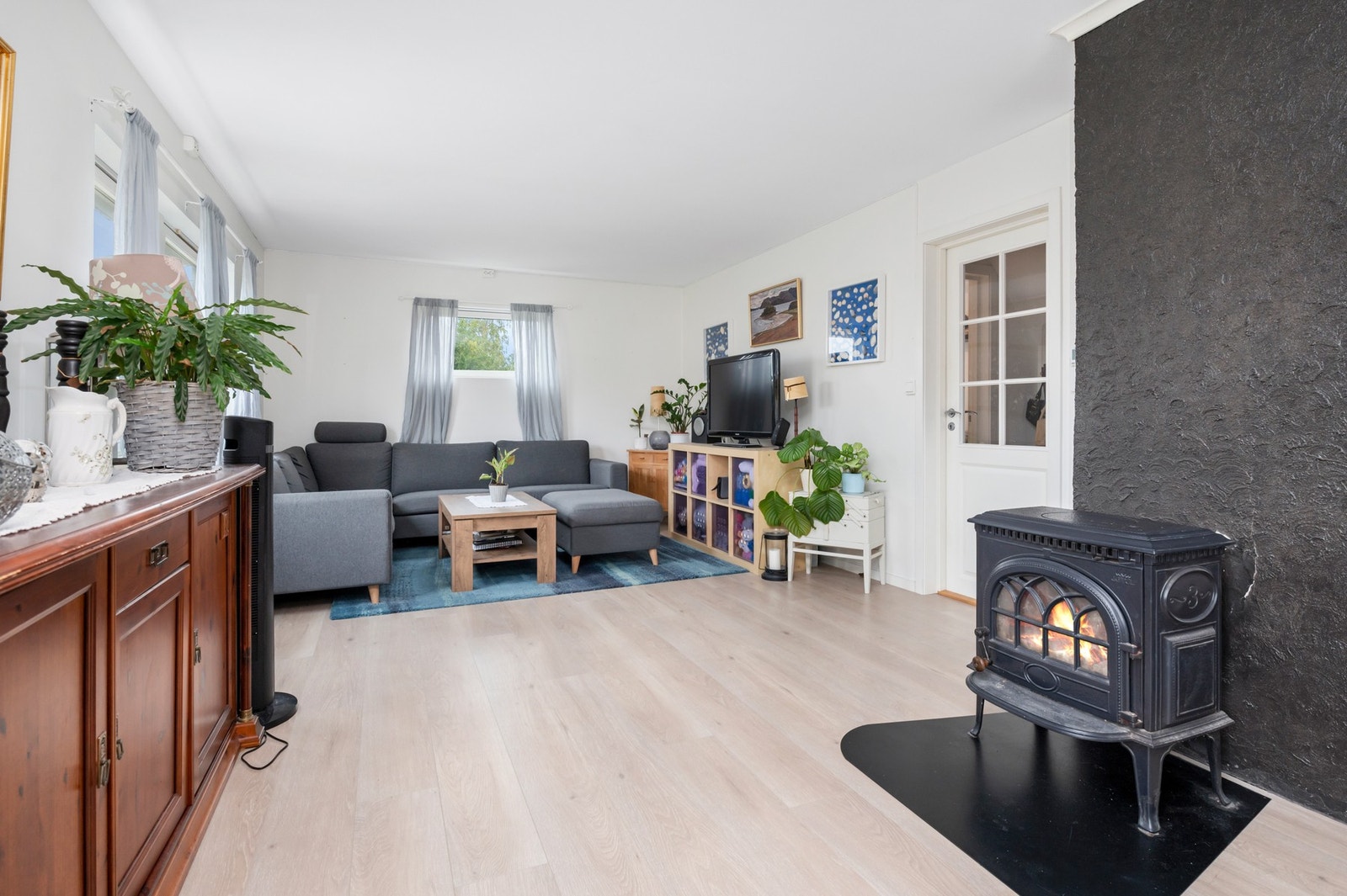 Lys og romslig stue på 28,5 kvm. Galleribilde