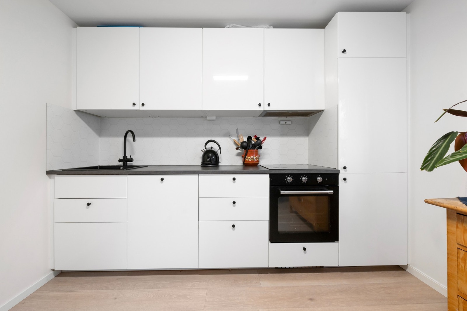 Rikelig med oppbevaringsplass i skuffer og skap. Galleribilde