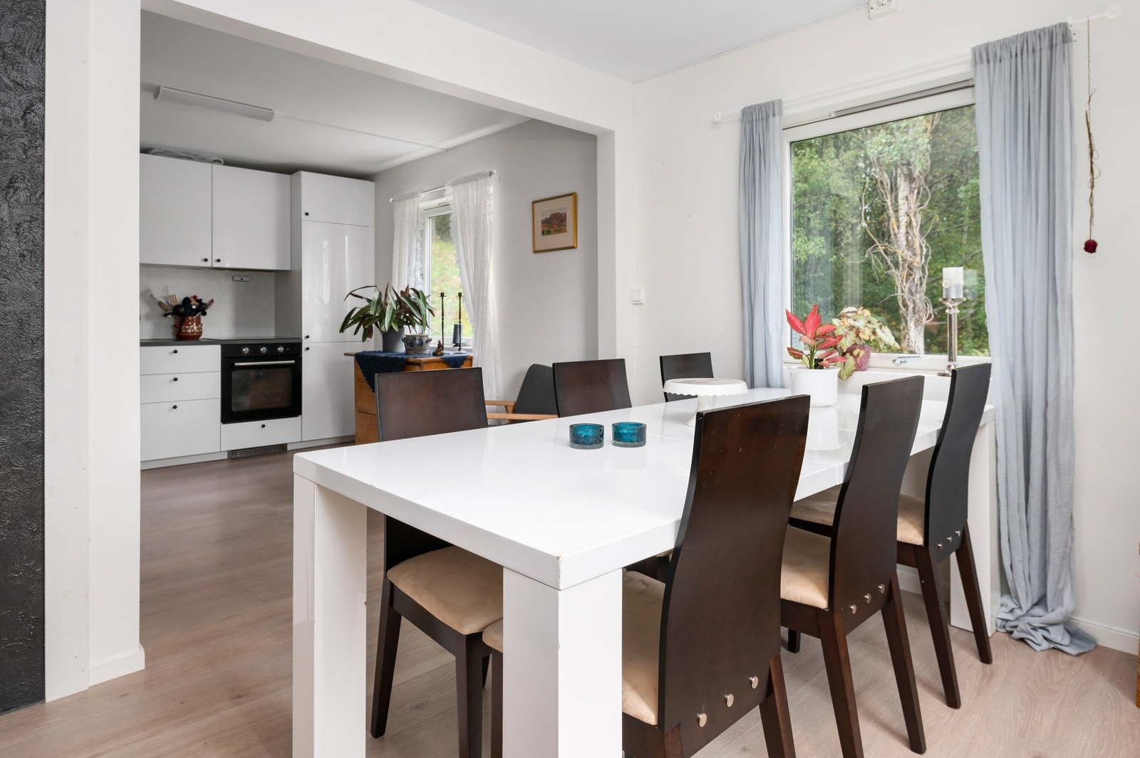 Fra stuen har du en fin overgang til kjøkken. Galleribilde