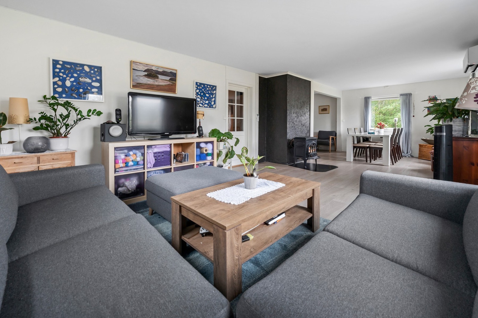 Planløsningen gir en åpen og luftig romfølelse. Galleribilde