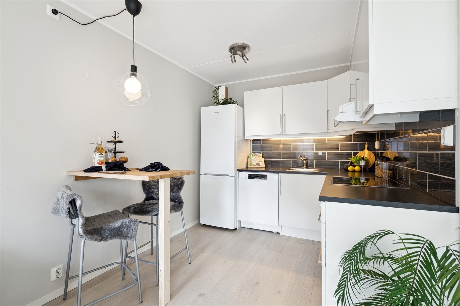 Innredningen har hvite, slette fronter og laminat benkeplate. Galleribilde