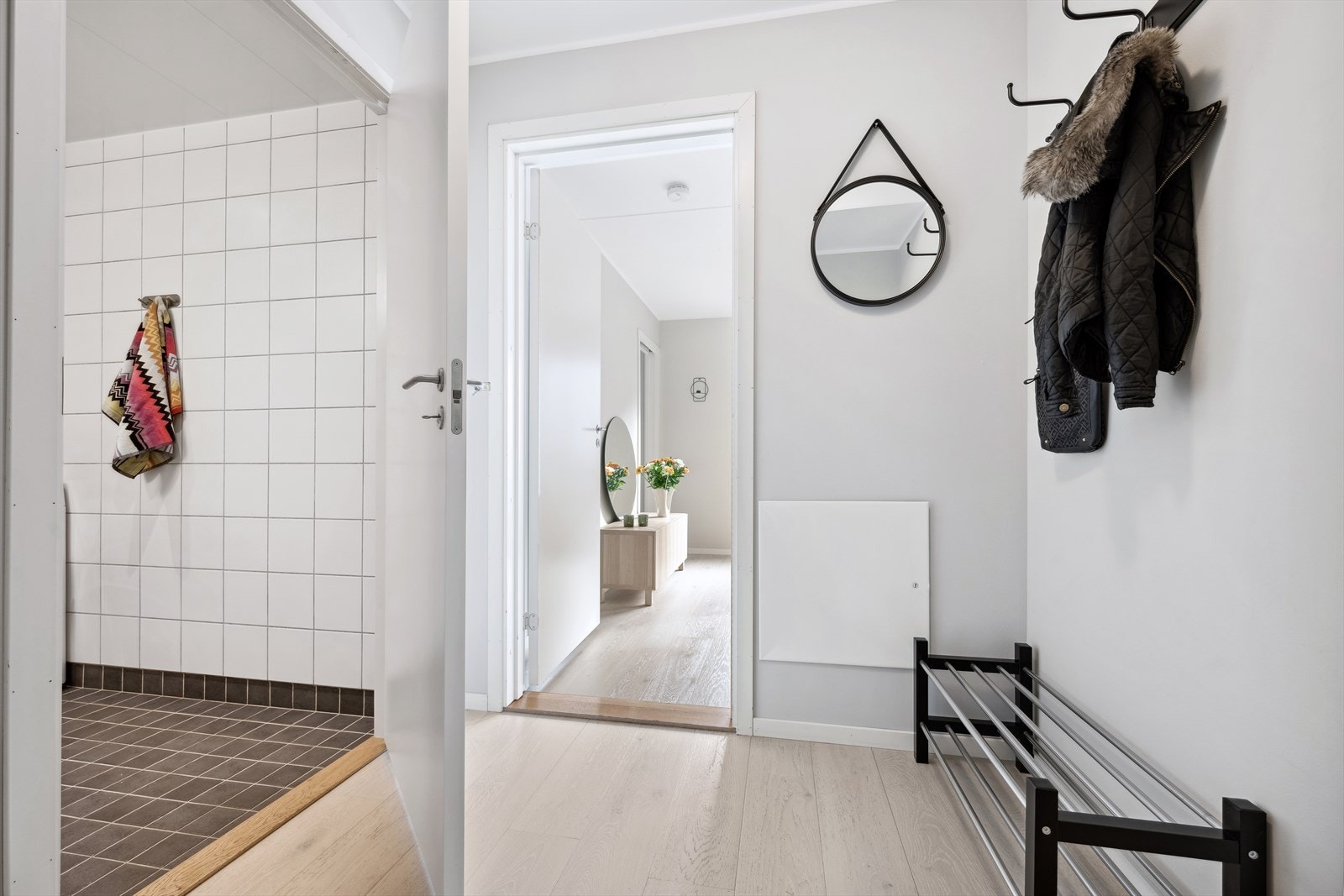 Fra entreen har man adkomst til badet. Galleribilde