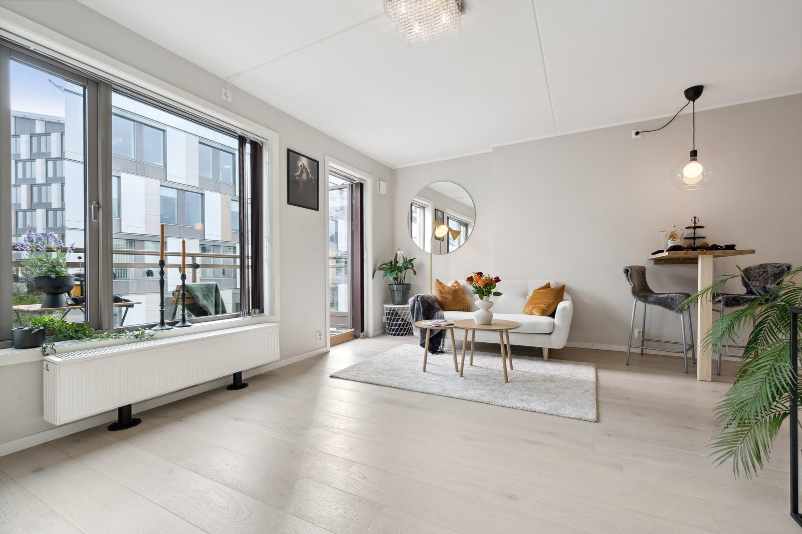 Fra stuen er det utgang til balkong. Galleribilde