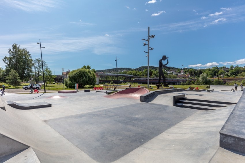 Skateparken i Lillestrøm og "Hammering Man" har blitt et kjent landemerke i Lillestrøm og står som et uttrykk for byens industrielle fortid, samtidig som den hyller arbeidets verdi i samfunnets utvikling. Galleribilde