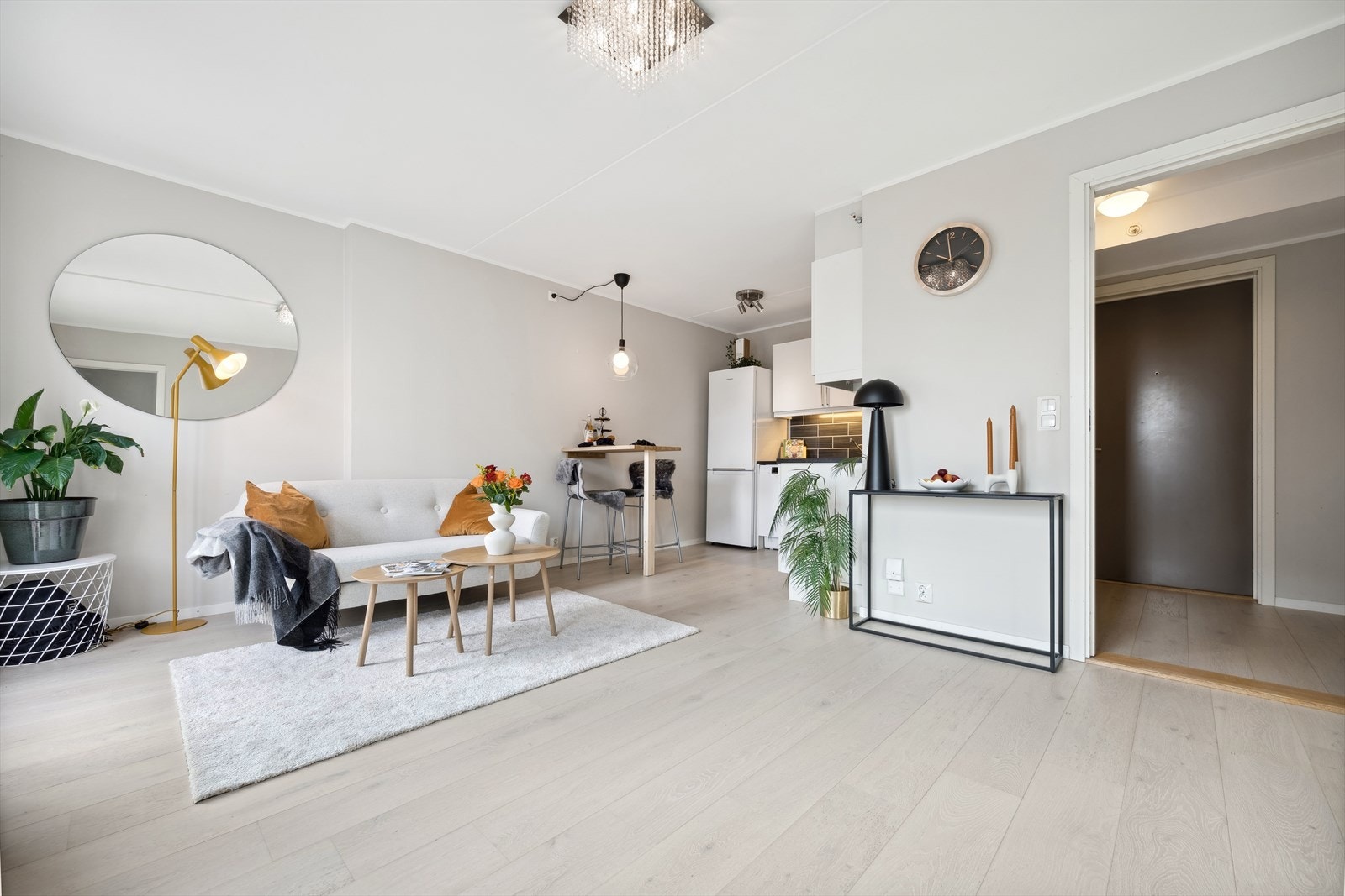 Fra entreen kommer man inn i en åpen kjøkken/stue. Galleribilde