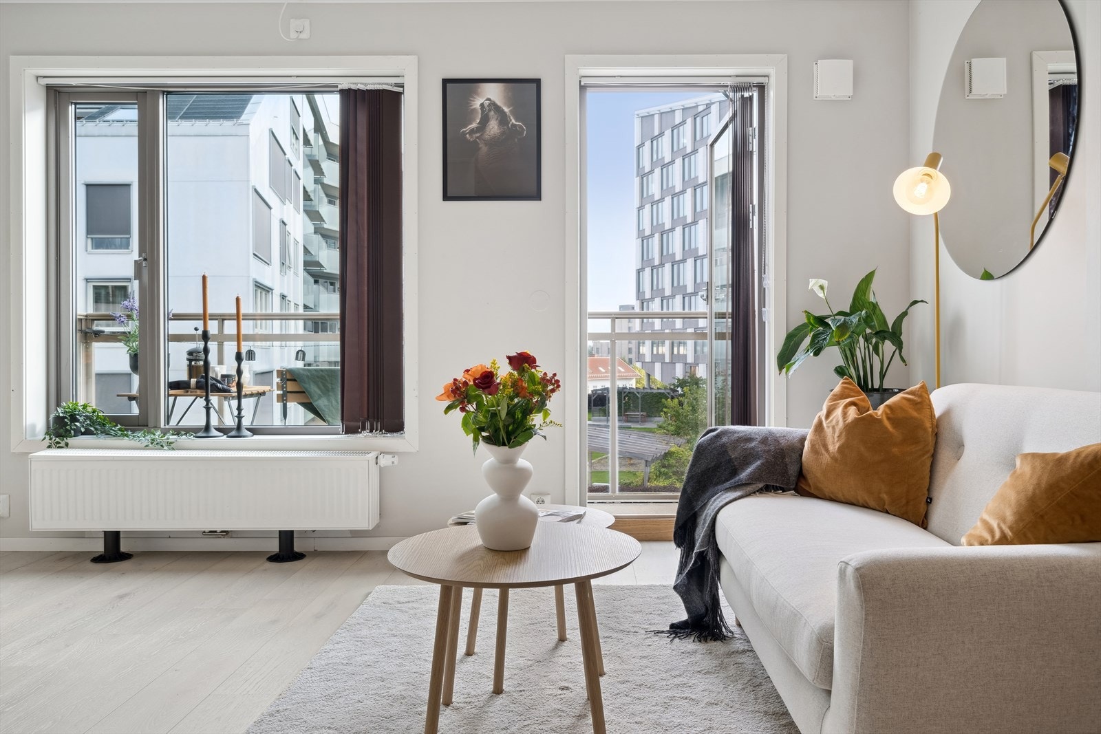 Leiligheten har store vindusflater og det er montert lameller for solskjerming. Galleribilde