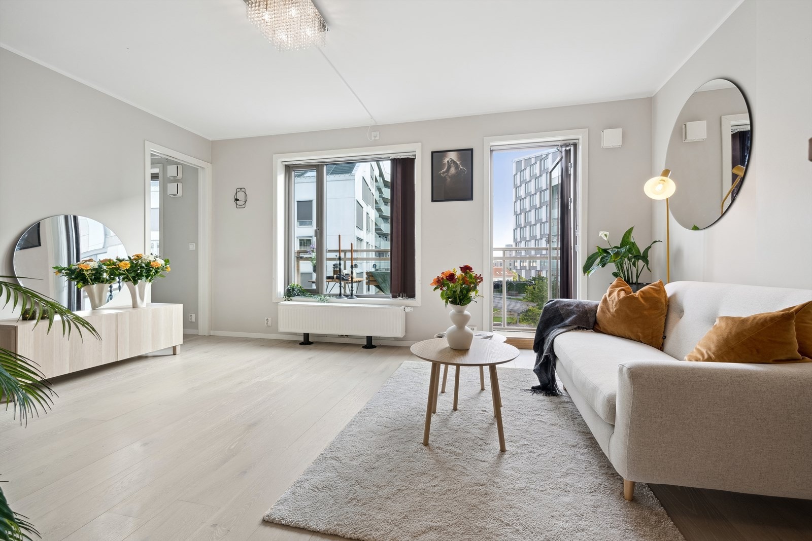 Fra stuen har man adkomst til leilighets soverom. Galleribilde