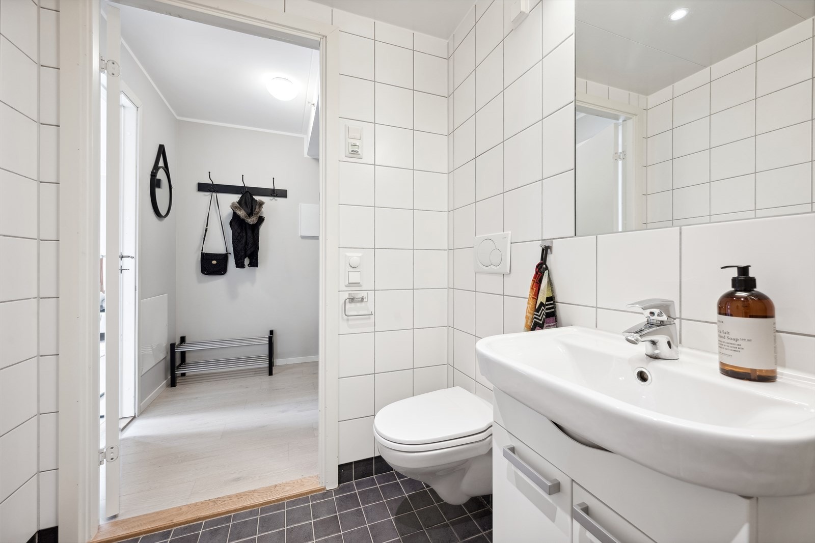 Badet er flislagt og at det er gulvvarme. Galleribilde