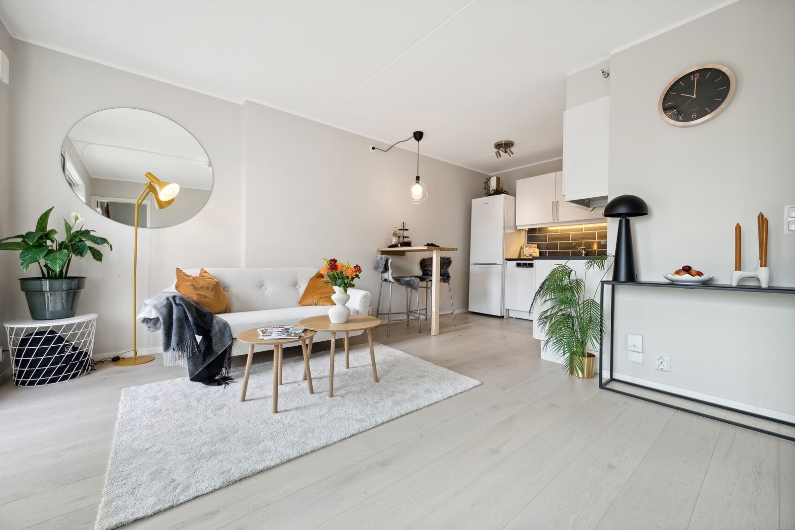 Som et fint skille i allerommet er det plassbygd et praktisk spisebord. Galleribilde