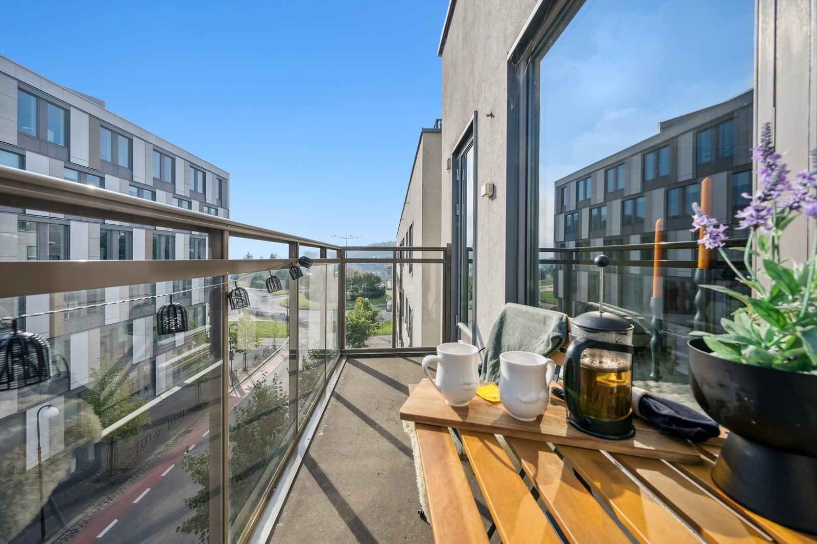 Balkongen har støpt dekke og rekkverk i glass. Galleribilde