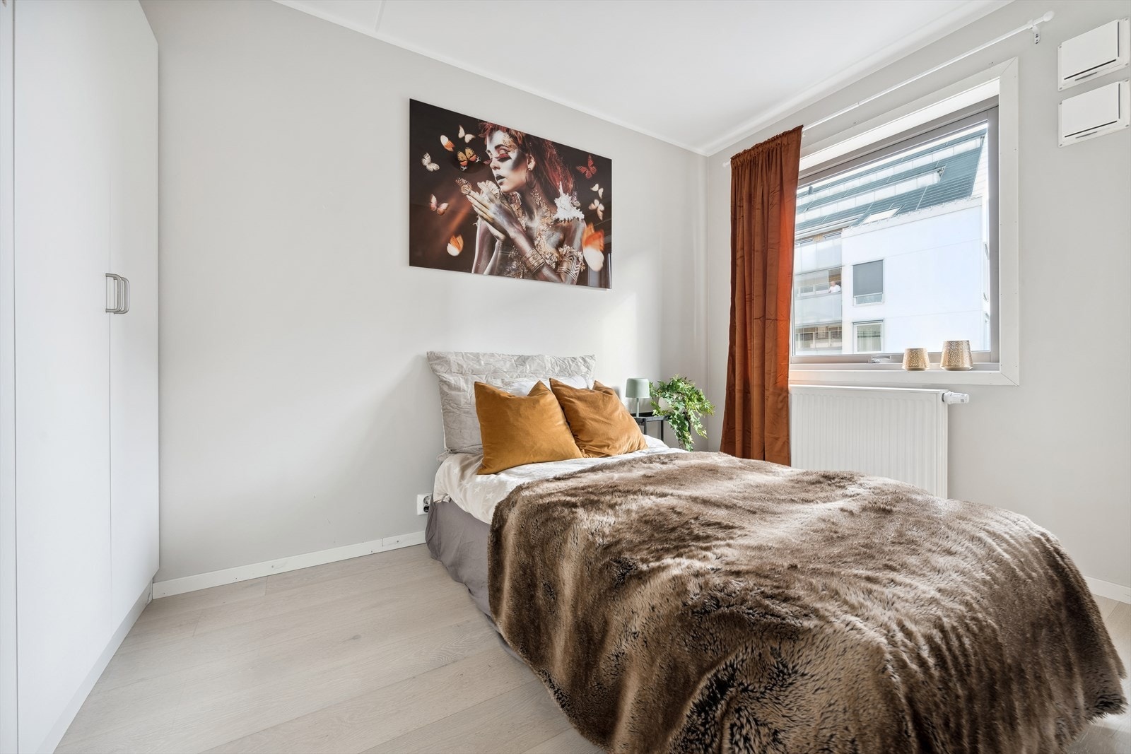 Det er stor garderobeløsning på soverommet. Galleribilde