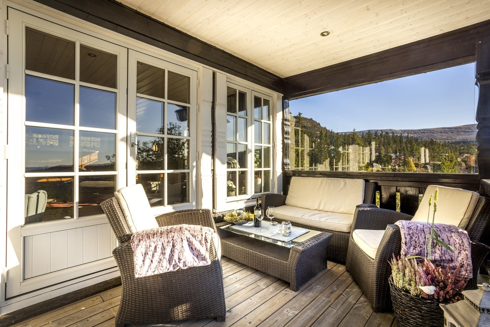 Hytta har en særdeles flott utsiktstomt, med skjermede og påkostede uteområder og det er anlagt en pen terrasse på ca. 54 m2, som er skjermet for innsyn. Galleribilde