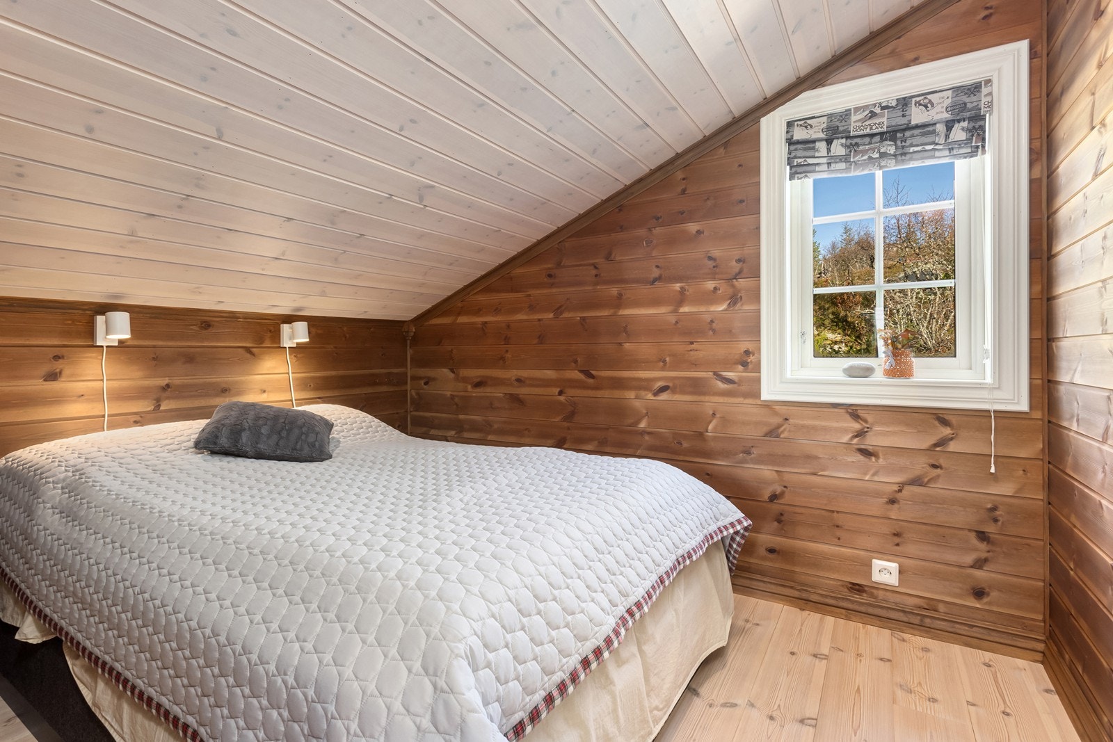 Soverommet har gode lysforhold, god plass til dobbeltseng og garderobeløsning. Galleribilde