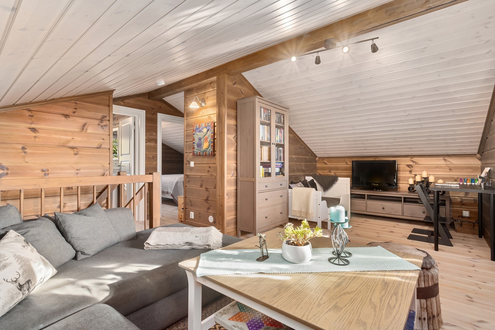 I 2.etasje finnes en hyggelig tv-stue som er et perfekt ekstra oppholdsrom, med god plass til både avslapning og sosiale aktiviteter. Galleribilde