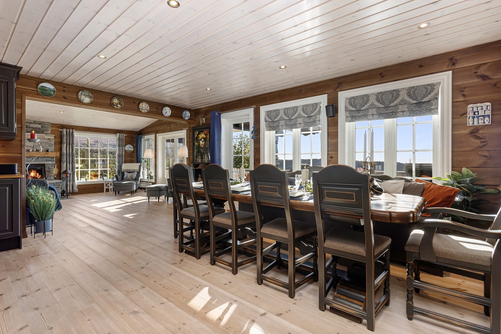 I spisestuen er det rom for et stort spisebord slik at du kan invitere flere gjester. Galleribilde