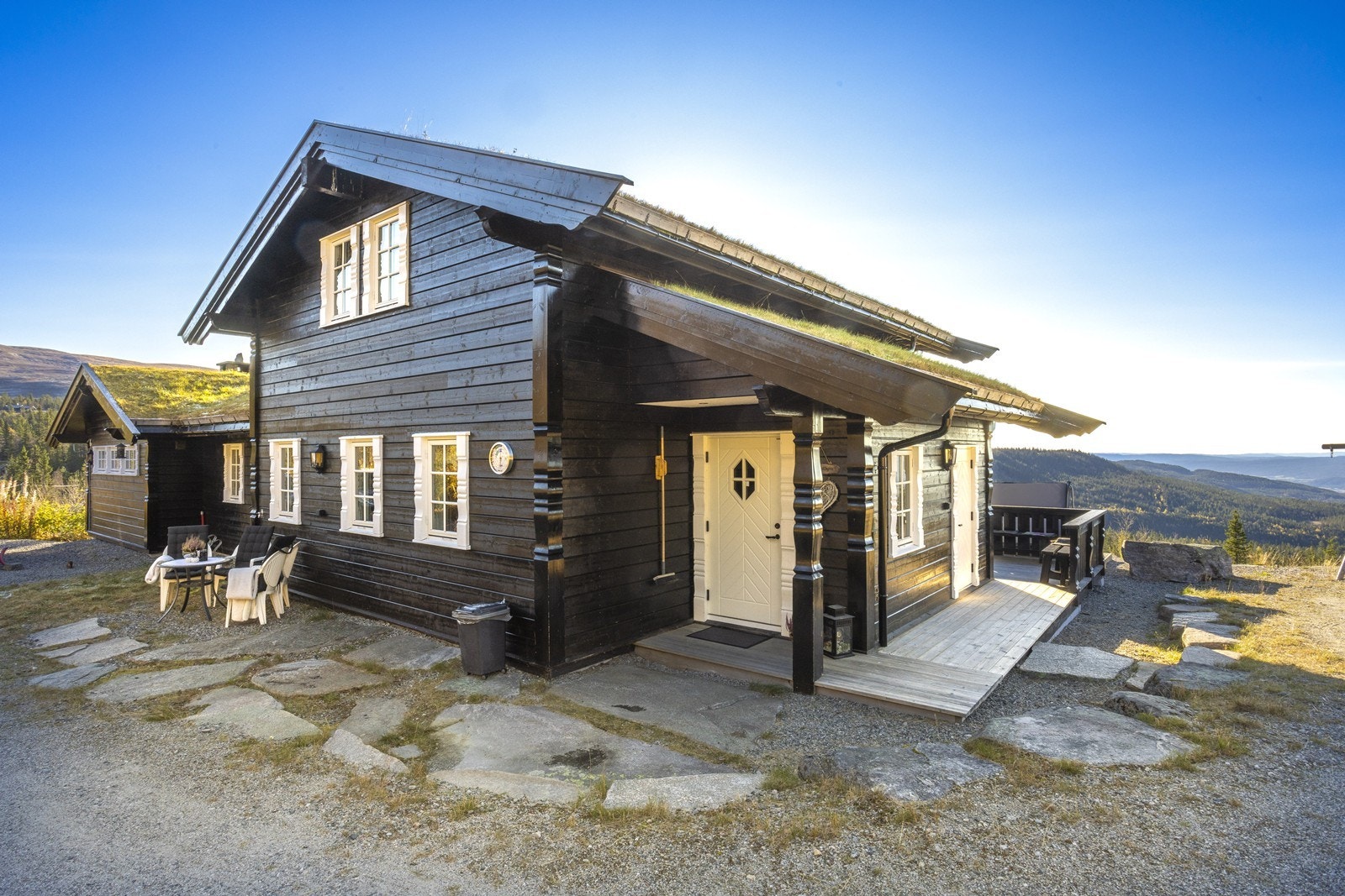 Hytta er en romslig, innholdsrik og trivelig familiehytte i tradisjonsrik stil. Galleribilde