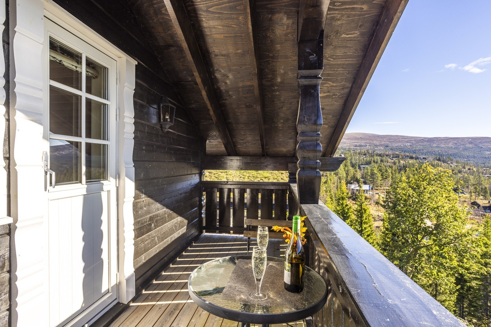 Fra stuen i 2.etasje er det direkte utgang til en hyggelig, overbygget balkong med rom for en liten sittegruppe. Galleribilde