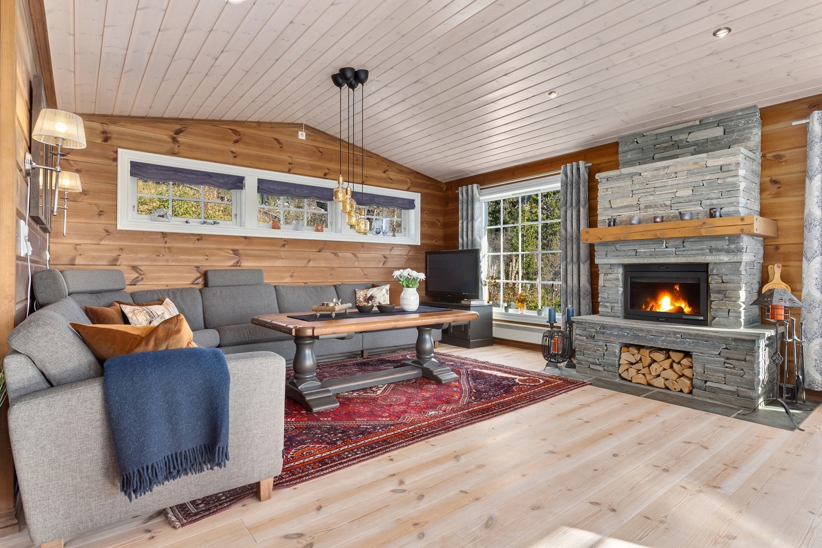 Stuen er romslig, og åpner opp for ulike møbleringsalternativer med en stor og komfortabel sofakrok og underholdningsavdeling. Galleribilde