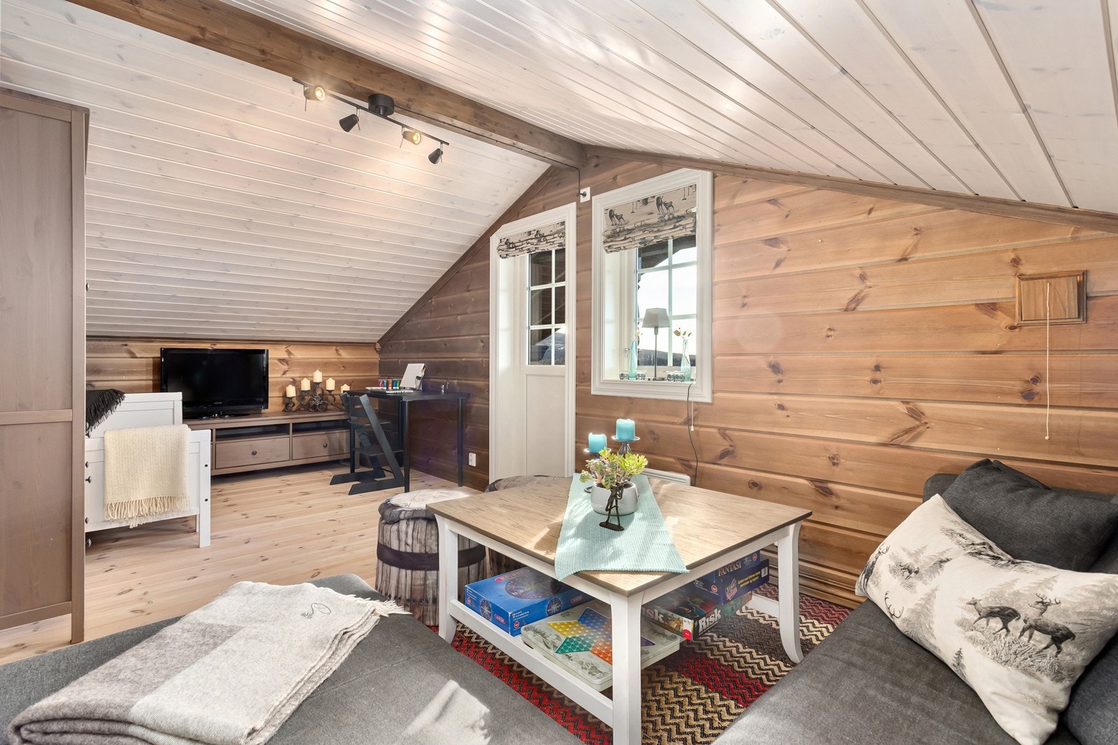 Med sine lune omgivelser gir stuen en koselig atmosfære for hele familien. Galleribilde