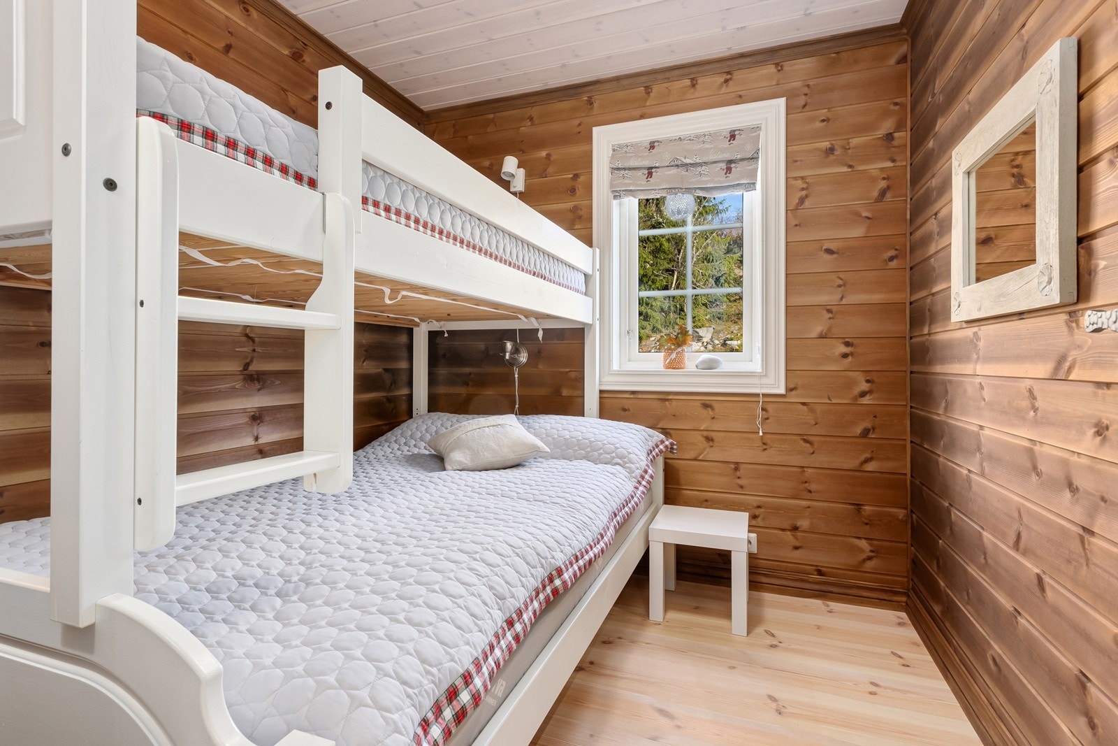 Hytta har totalt fem soverom, der tre soverom ligger i første etasje mens de to andre finner sted i andre etasje. Galleribilde