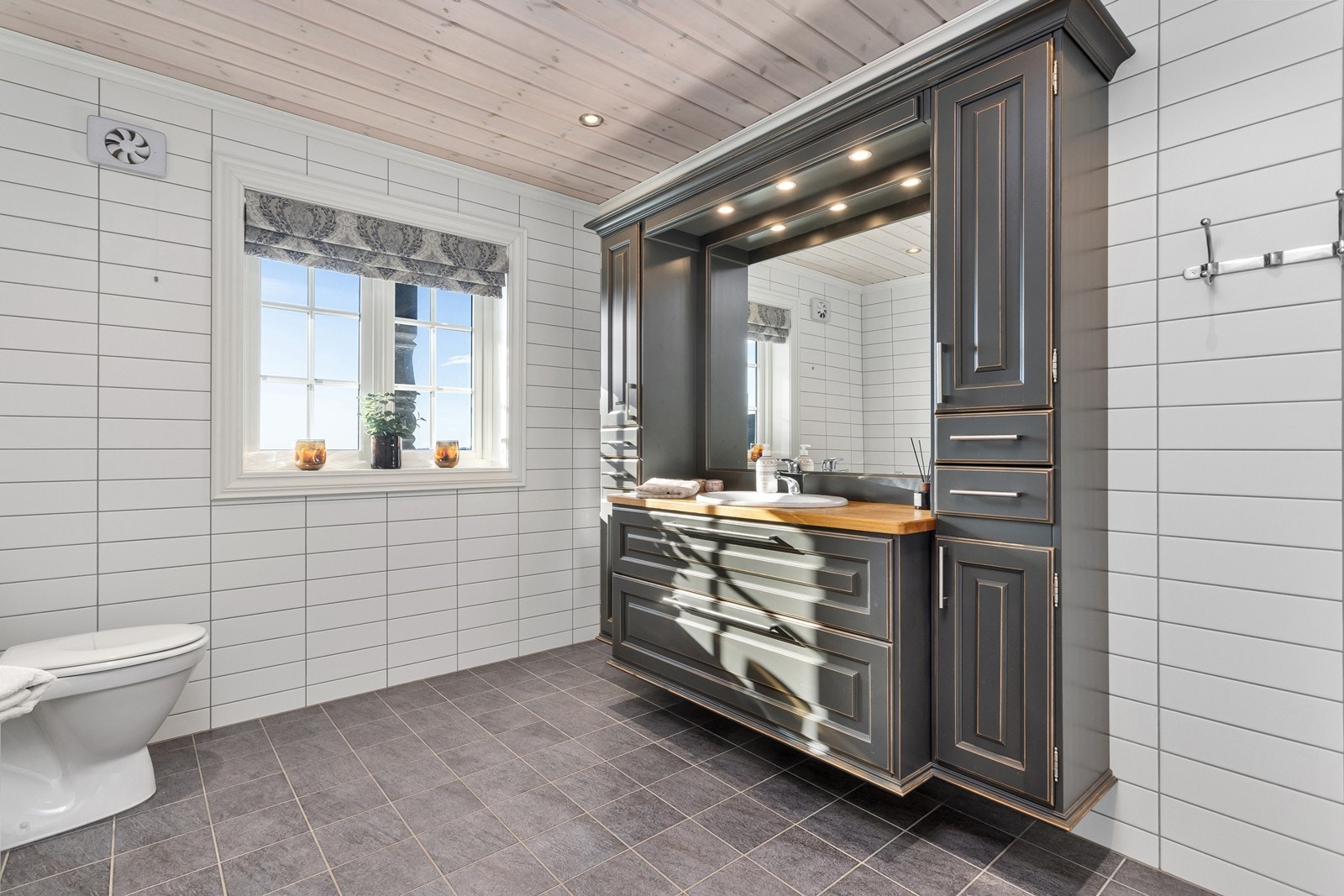 Hovedbadet er pent flislagt med varmekabler i gulv og downlights i tak. Galleribilde