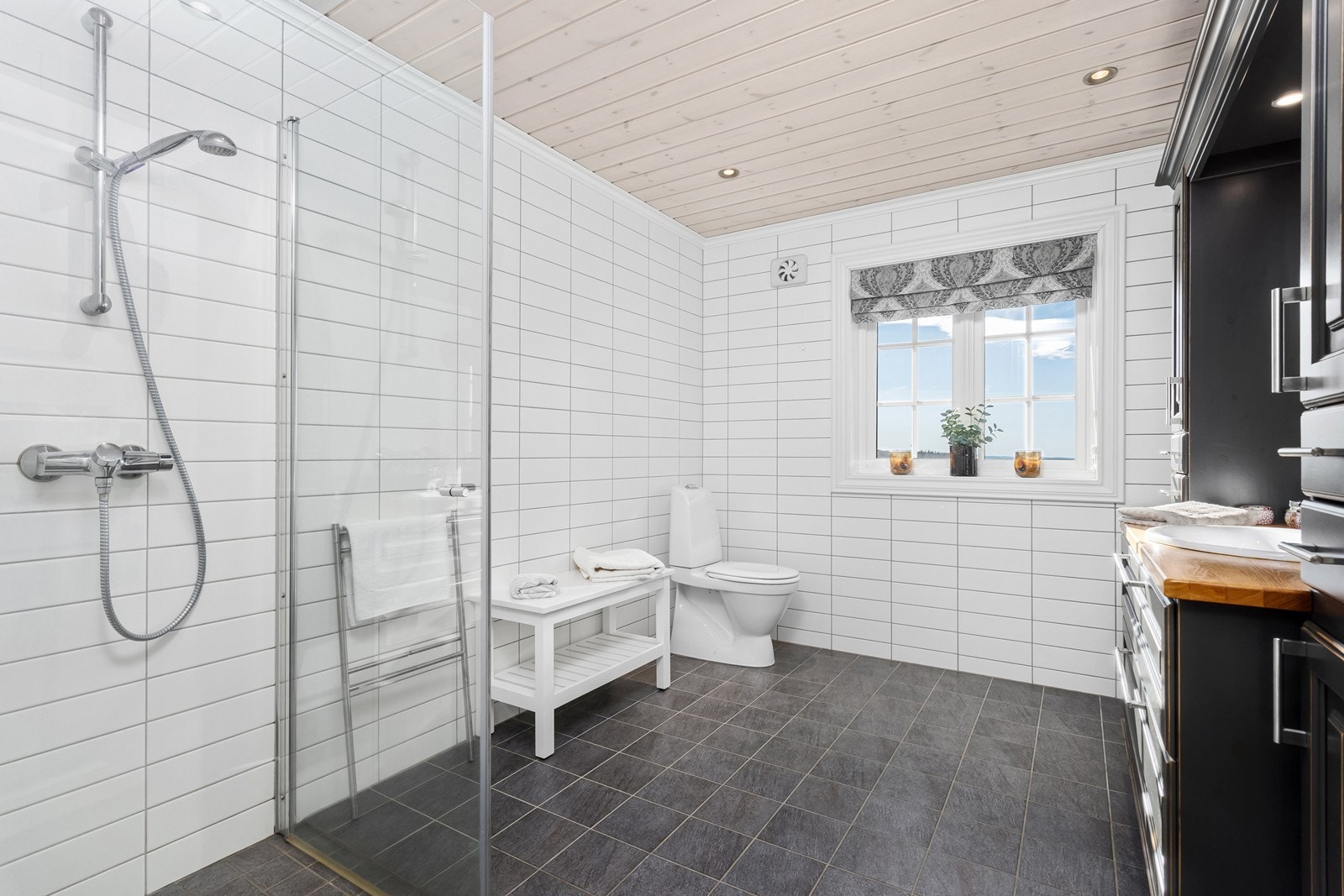 Videre er badet utstyrt med toalett, dusjhjørne med innfellbare dusjvegger. Galleribilde