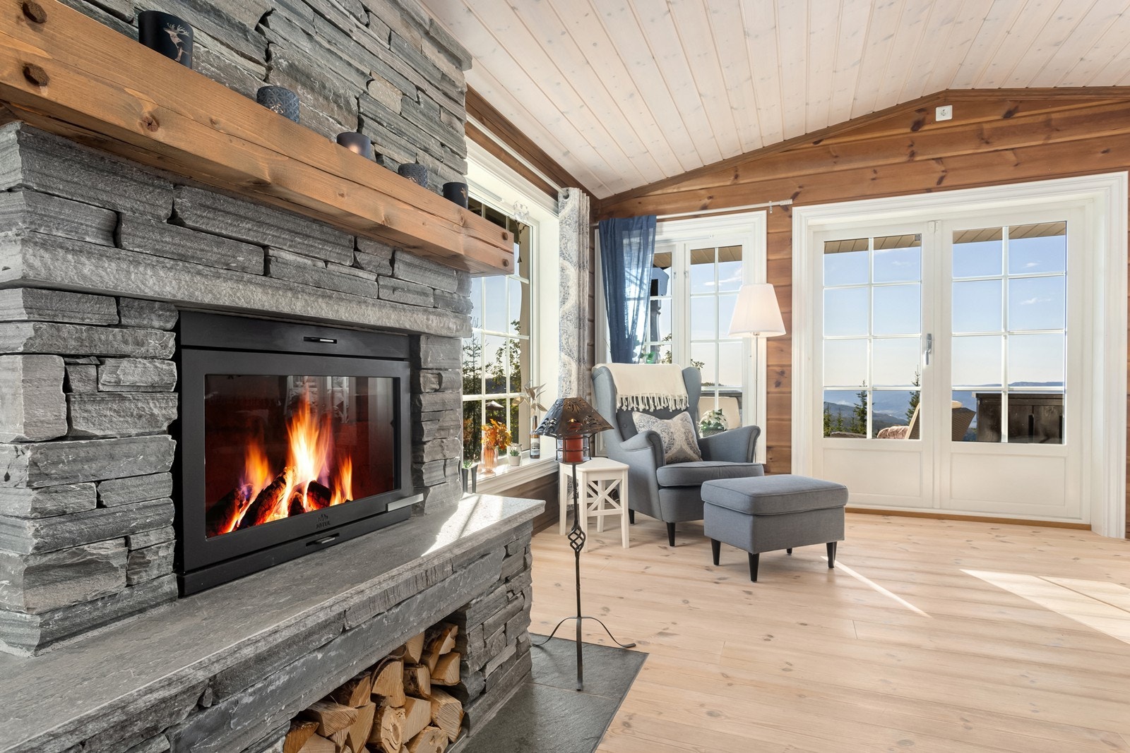 Stuen er utsmykket med en flott skiferkledd peis, som skaper en lun og god stemning. Galleribilde