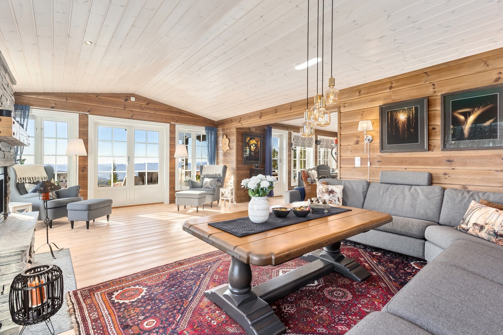 Fra stuen er det direkte utgang til den fantastiske terrassen med gode solforhold. Galleribilde