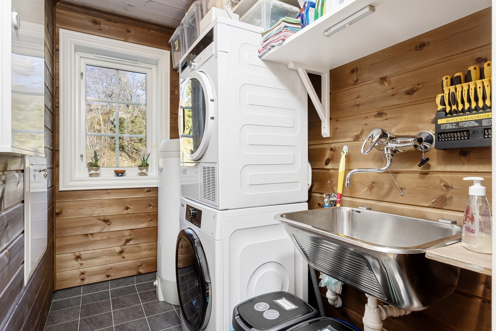 Vaskerommet er innredet med hylleløsning som byr på god oppbevaringsplass, samtidig som det er opplegg for vaskemaskin og tørketrommel. Galleribilde