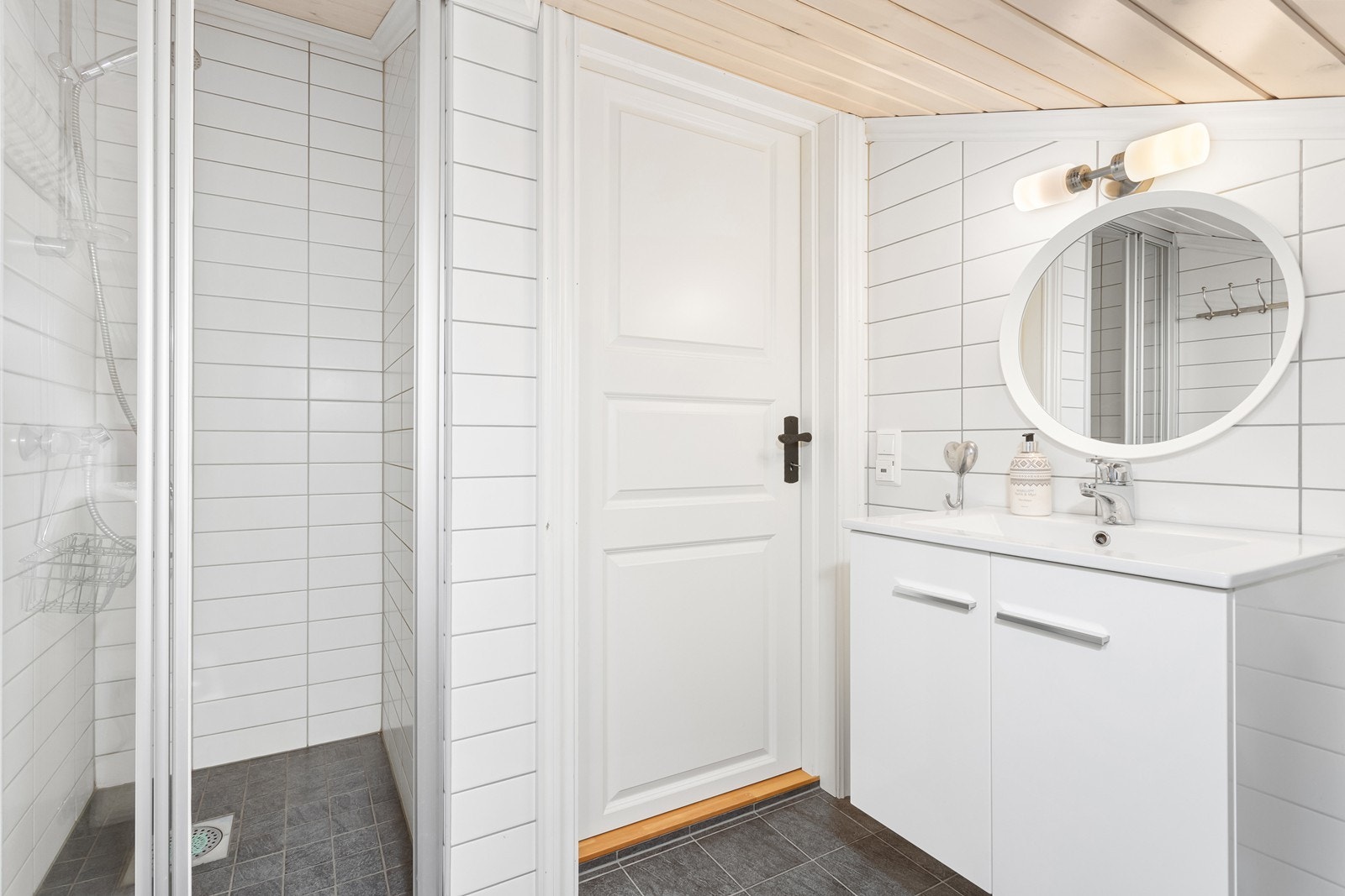 Badet har også toalett og dusjnisje. Galleribilde