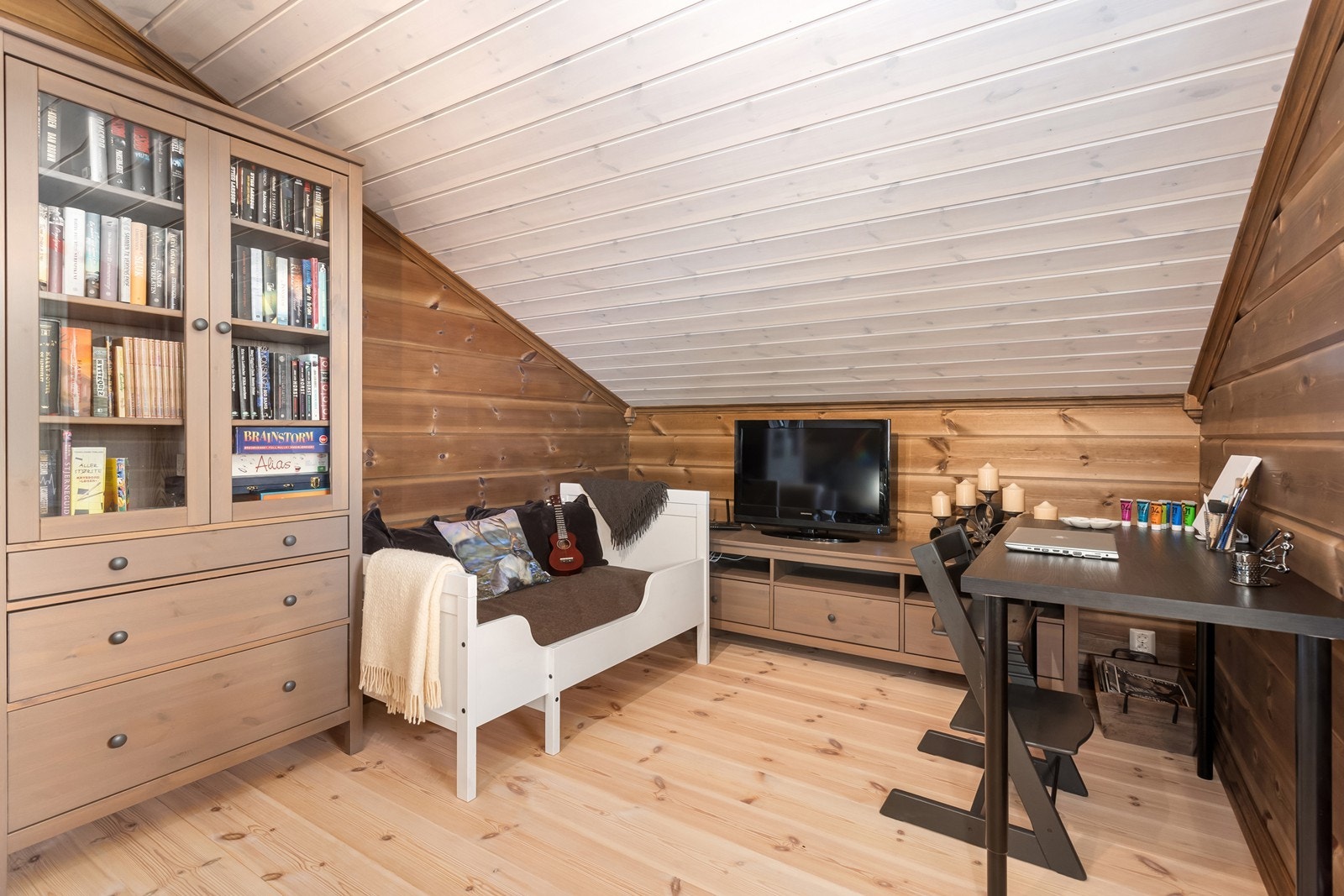 Det er også innredet en kontorplass, perfekt for hyttekontor. Galleribilde