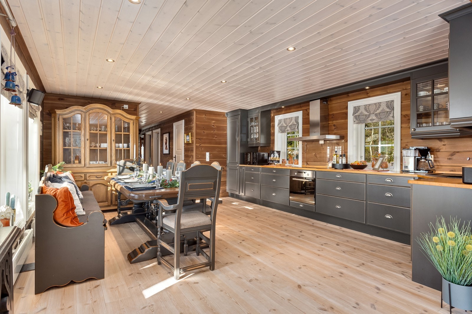 Integrert i innredningen finner du oppvaskmaskin, stekeovn, platetopp og kjøl/fryseskap. Galleribilde