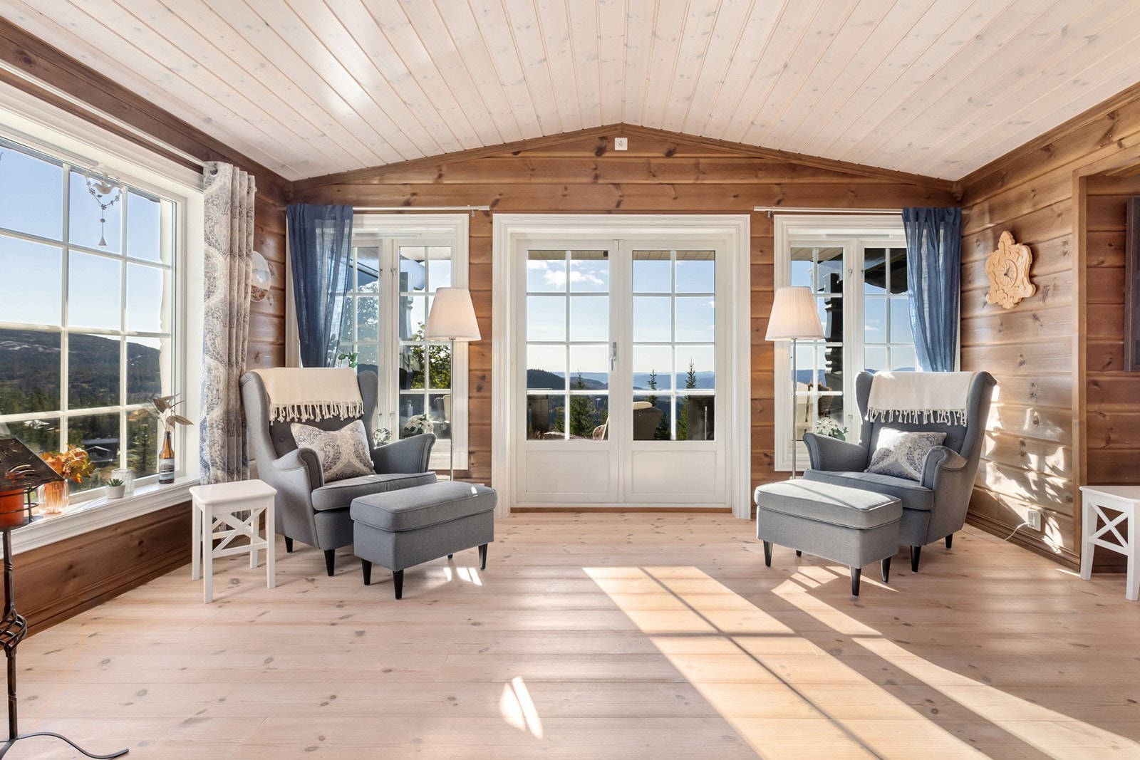 Hytta har en meget god og effektiv planløsning, med gode oppholdsrom, flere smarte løsninger og god plass til en aktiv familie. Galleribilde