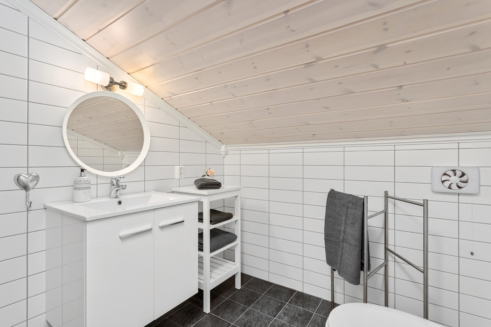 Bad nr. 2 har en hvit baderomsinnredning med heldekkende nedfelt servant og rundt speil. Galleribilde