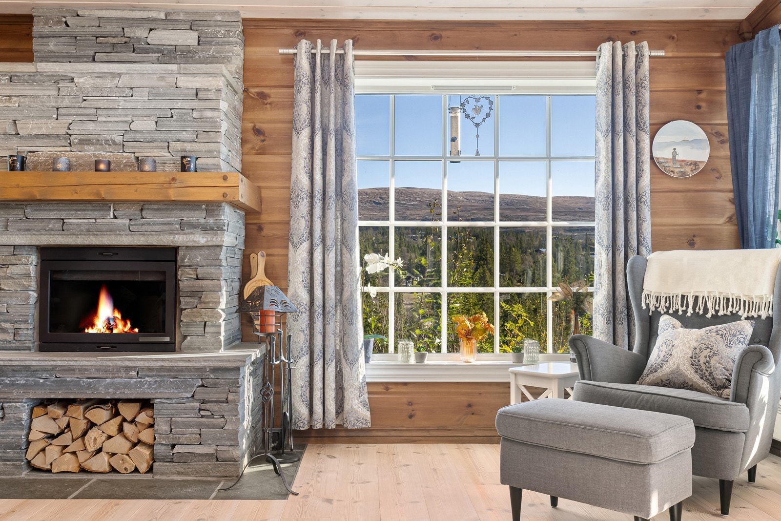 Stuen har store vindusflater, som bringer den vakre utsikten inn og gir flott romfølelse med mye naturlig lys. Galleribilde