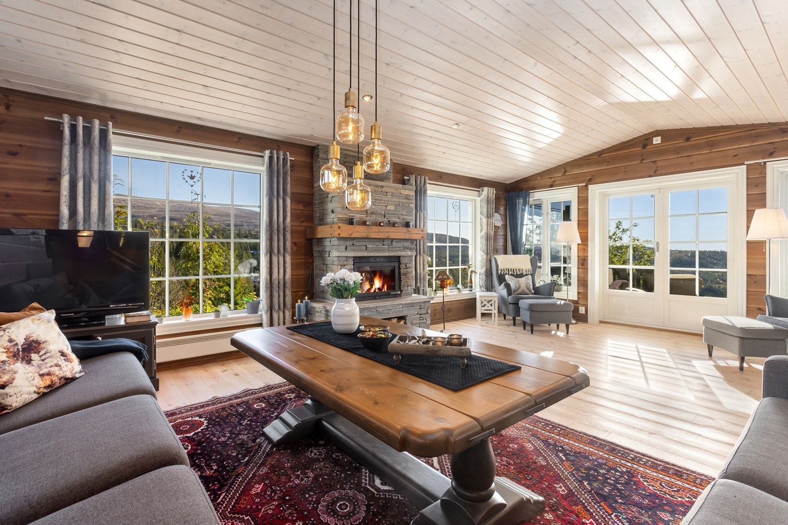 I stuen er det rom for en hyggelig lesekrok med lenestoler, der en kan sitte å nyte en god bok. Galleribilde