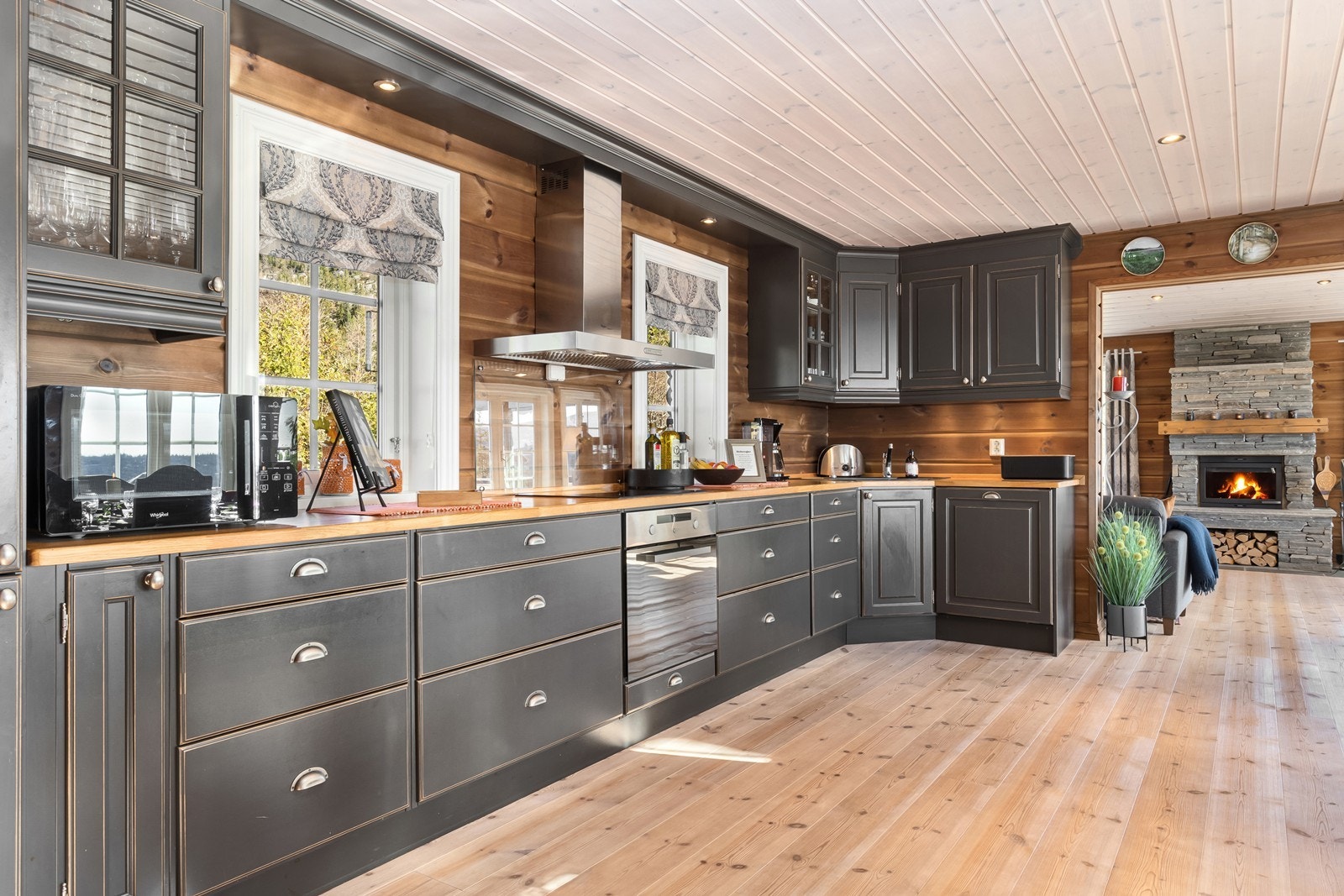 Innredningen har effektive arbeidsflater og god oppbevaringsplass i skuffer og skap. Galleribilde